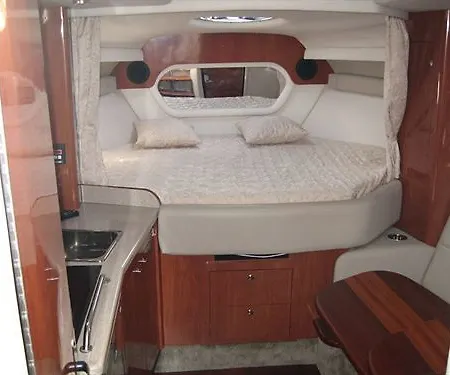 Freedom Boat In Marine Botel *